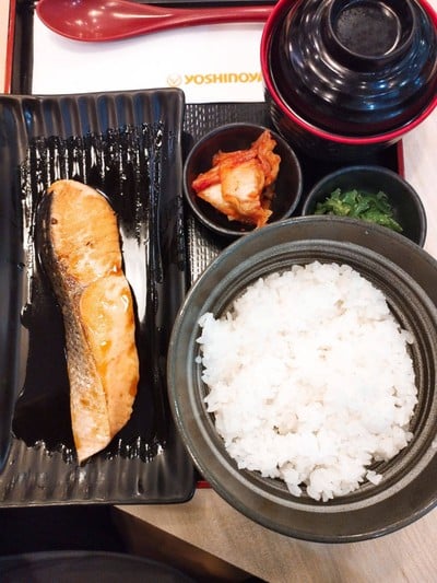 เซ็ทข้าวปลาแซลมอนย่าง