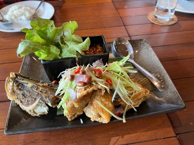 ปลากะพงทอดน้ำปลาและยำมะม่วง