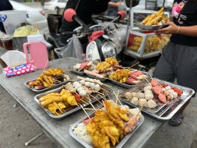 ลูกชิ้นทอดพี่มล น้ำจิ้มพอตมะขามพริกคั่วเนย