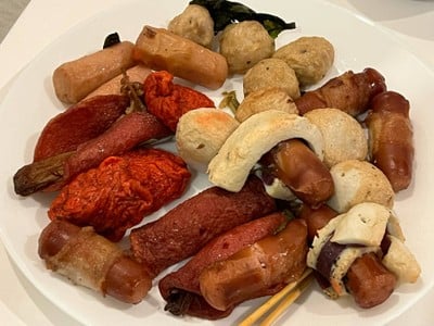 ลูกชิ้นทอดพี่มล น้ำจิ้มพอตมะขามพริกคั่วเนย