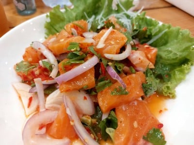 ยำแซลมอน