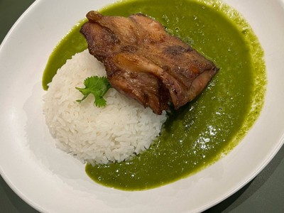 ข้าวไก่ย่างหนังกรอบเพสโต้เคอร์รี่