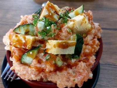 ข้าวแซลมอนสับซอสสไปซ์ซี่