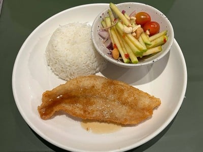 ข้าวสเต๊กปลาซอสน้ำปลายำแอปเปิ้ล