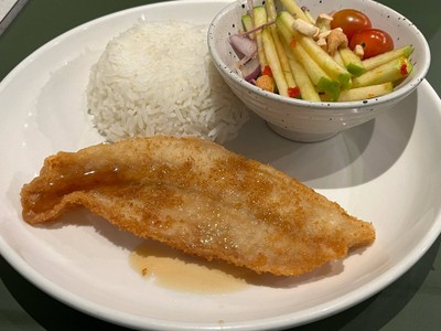 ข้าวสเต๊กปลาซอสน้ำปลายำแอปเปิ้ล