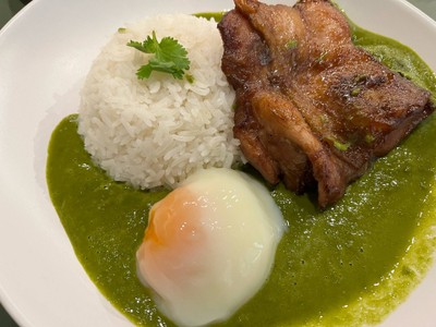 ข้าวไก่ย่างหนังกรอบเพสโต้เคอร์รี่