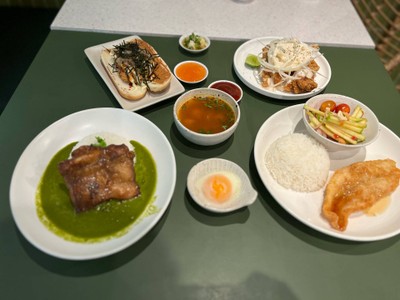 ข้าวไก่ย่างหนังกรอบเพสโต้เคอร์รี่