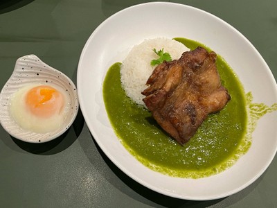 ข้าวไก่ย่างหนังกรอบเพสโต้เคอร์รี่