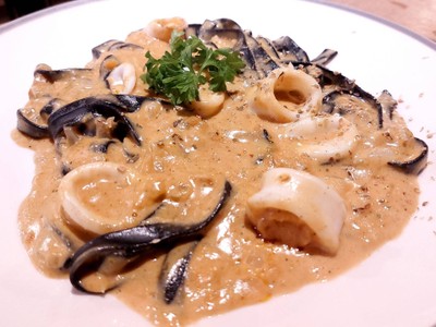 สปาเกตตี้เส้นดำปลาหมึกผัดไข่เค็ม