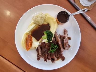 สเต็กเนื้อริบอายเสริ์ฟคู่มันบด