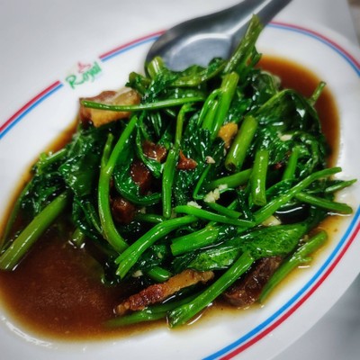 ผัดผักบุ้งหมูกรอบ