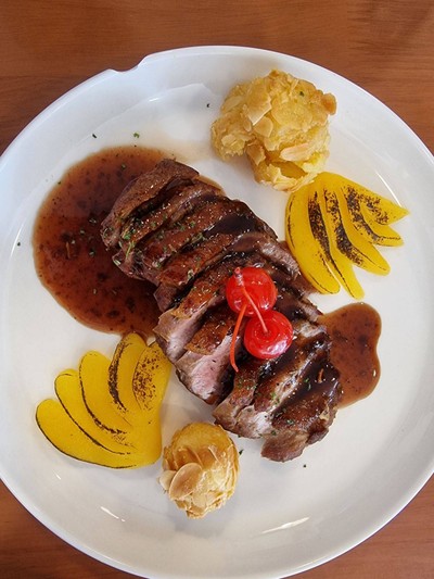 อกเป็ดซอสไวน์แดง