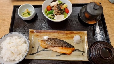 ปลาแซลมอนย่างเกลือ