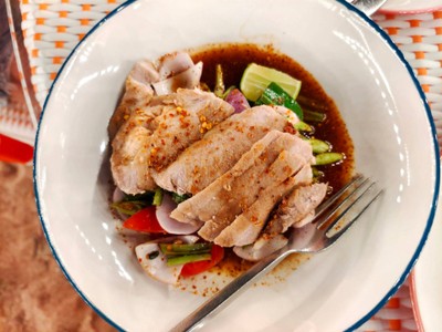 ยำคอหมูย่าง