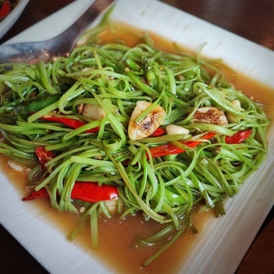 ผักบุ้งริ้วผัดกระเทียม