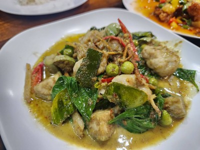 ผัดเขียวหวานแห้งลูกชิ้นปลากราย