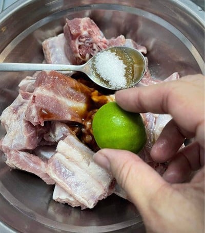 วิธีทำ ซี่โครงหมูทอดกระเทียมพริกไทย สูตรหม้อทอดไร้น้ำมัน วิธีทำ ซี่โครงหมูทอดกระเทียมพริกไทย สูตรหม้อทอดไร้น้ำมัน