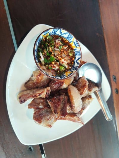 คอหมูย่างจิ้มแจ่ว