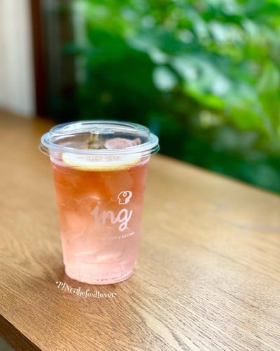 ชากุหลาบสีสวยแก้วนี้ ที่เพิ่มความหวานด้วยไซรัปลิ้นจี่และความซ่าด้วยโซดา