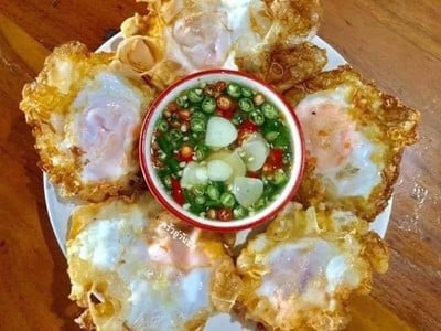 ข้าวราดผัดกระเพราไข่กรอบ