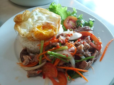 ข้าวยำสันคอหมูเพิ้มไข่ดาว