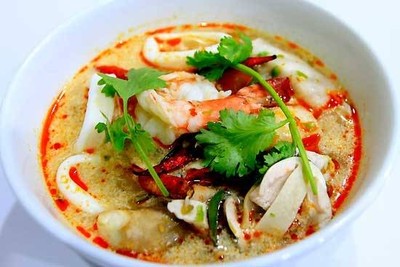 ต้มยำรวมมิตรน้ำข้น กุ้ง หมึก ไก่