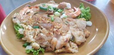 ก๋วยเตี๋ยวคั่วไก่หมูปลาหมึกกรอบ