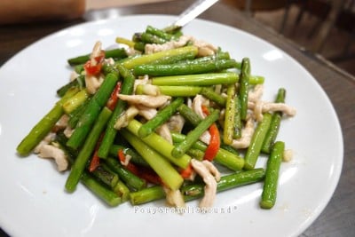 ดอกกระเทียมผัดหมูเส้น