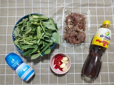 วิธีทำ คะน้าผัดหมูหมักพริกไทยดำ วิธีทำ คะน้าผัดหมูหมักพริกไทยดำ