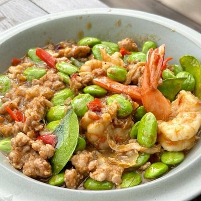 ผัดสะตอกะปิกุ้งหมูสับ