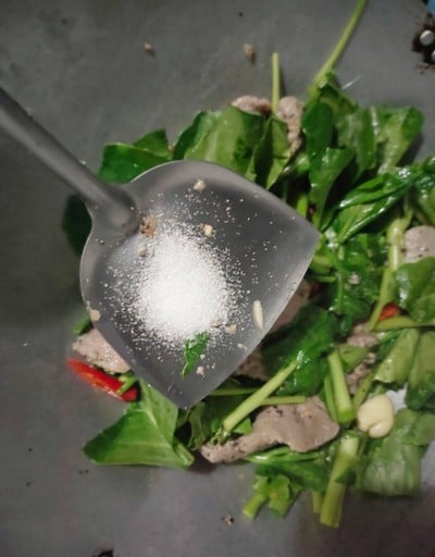 วิธีทำ คะน้าผัดหมูหมักพริกไทยดำ วิธีทำ คะน้าผัดหมูหมักพริกไทยดำ