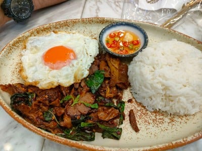 D2 - ข้าวกะเพราหมูตุ๋นคุโรบูตะ