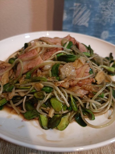 ต้นอ่อนทานตะวันผัดเบคอน ต้นอ่อนทานตะวันผัดเบคอน