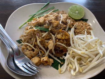 เส้นเล็กผัดไทโบราณไก่