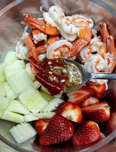 วิธีทำ ตำสตอเบอร์รี่กุ้งสด 🍓🦐
