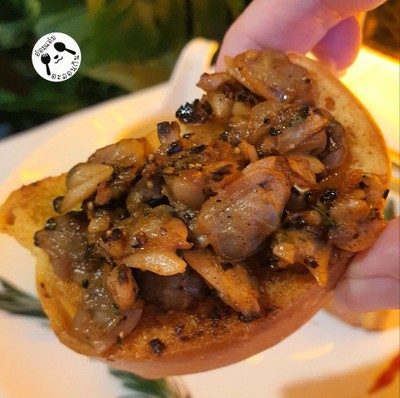 Garlic Breads with Baby Clams