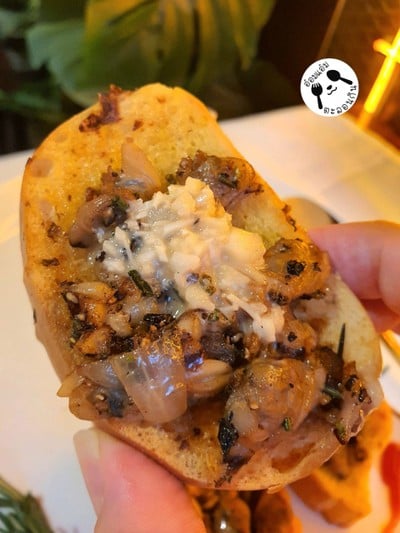 Garlic Breads with Baby Clams