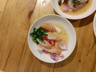 ยำไส้กรอก
