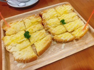 ขนมปังปิ้งเนยนมน้ำตาล
