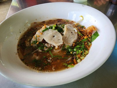 ก๋วยเตี๋ยวเส้นเล็กต้มยำหมู