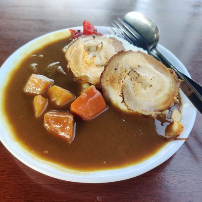 (D)ข้าวหน้าแกงกะหรี่หมูชาชู