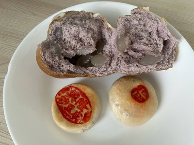 ขนมปังเผือกไส้ลูกชิด