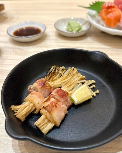 เบคอนห่อเห็ดเข็มทองผัดเนย