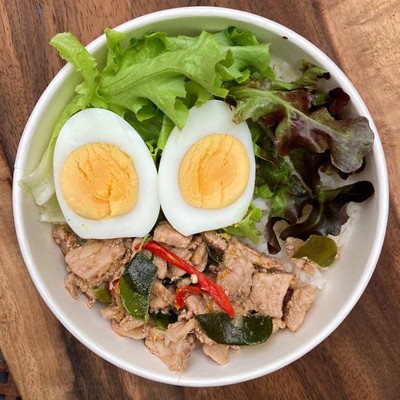 “หมูผัดกะปิ” หมูสามชั้นฉ่ำๆ ผัดคลุกเคล้ากับกระเทียม พริก หอมแดงและกะปิ ที่ตำอย่า