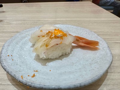 ซูชิกุ้งอากะเอบิครีมชีสอะบุริ (1 ชิ้น)