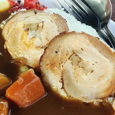 (D)ข้าวหน้าแกงกะหรี่หมูชาชู