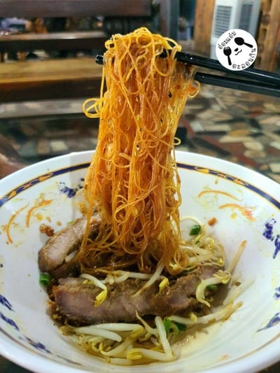 ก๋วยเตี๋ยวแห้งหมูย่าง