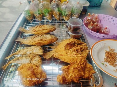 ไก่ทอดกรอบ  ปลานิดทอดกรอบ