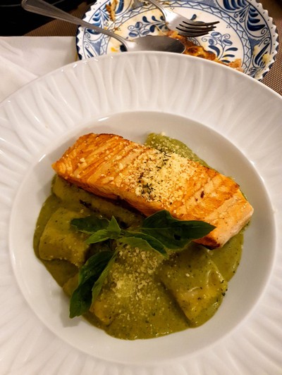 แซนม่อนคอนยักซอสเพสโต