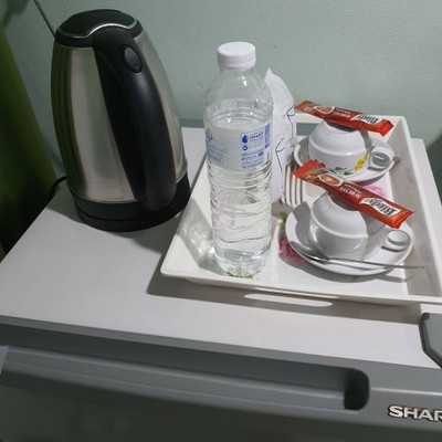 ชอบที่มีกาน้ำร้อนและกาแฟให้ในห้องเลย👍 (แต่ตู้เย็นตอนตัดไฟดังมาก เลยดึงปลั้กออก 